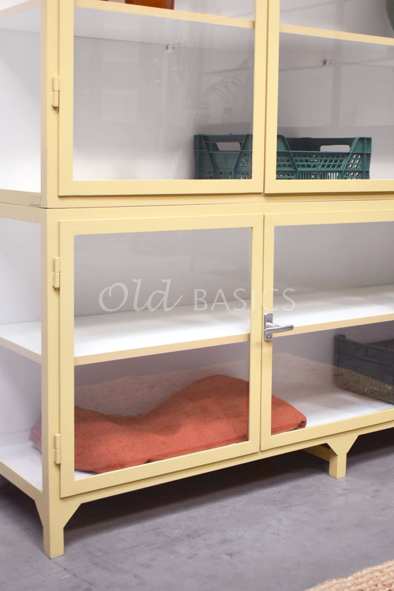 Detail van Apothekerskast Vitrine, 3 deuren, RAL1001, geel, crème, materiaal staal